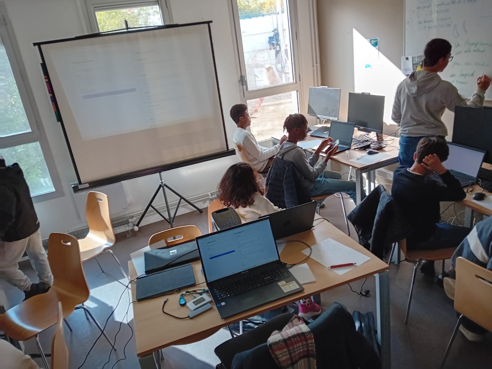 Groupe en atelier avec l’animateur au tableau