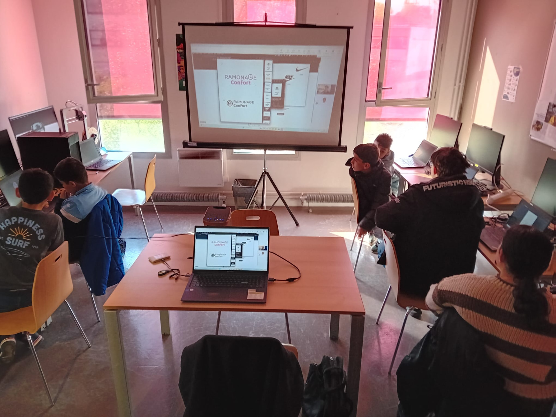 Atelier de création de logo projeté à l’écran