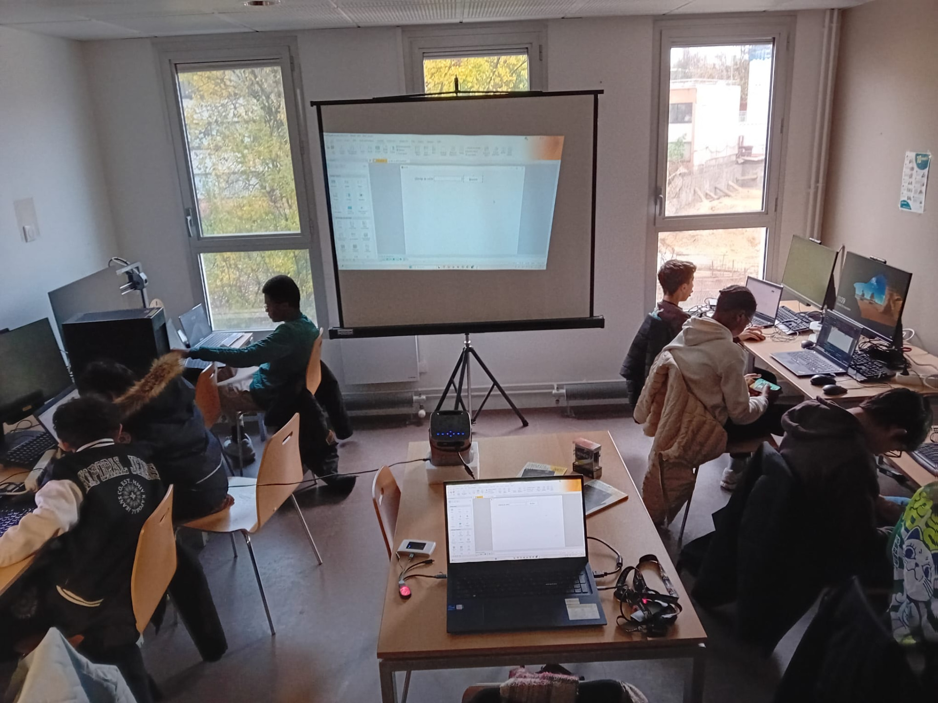 Atelier informatique en salle avec vidéoprojecteur
