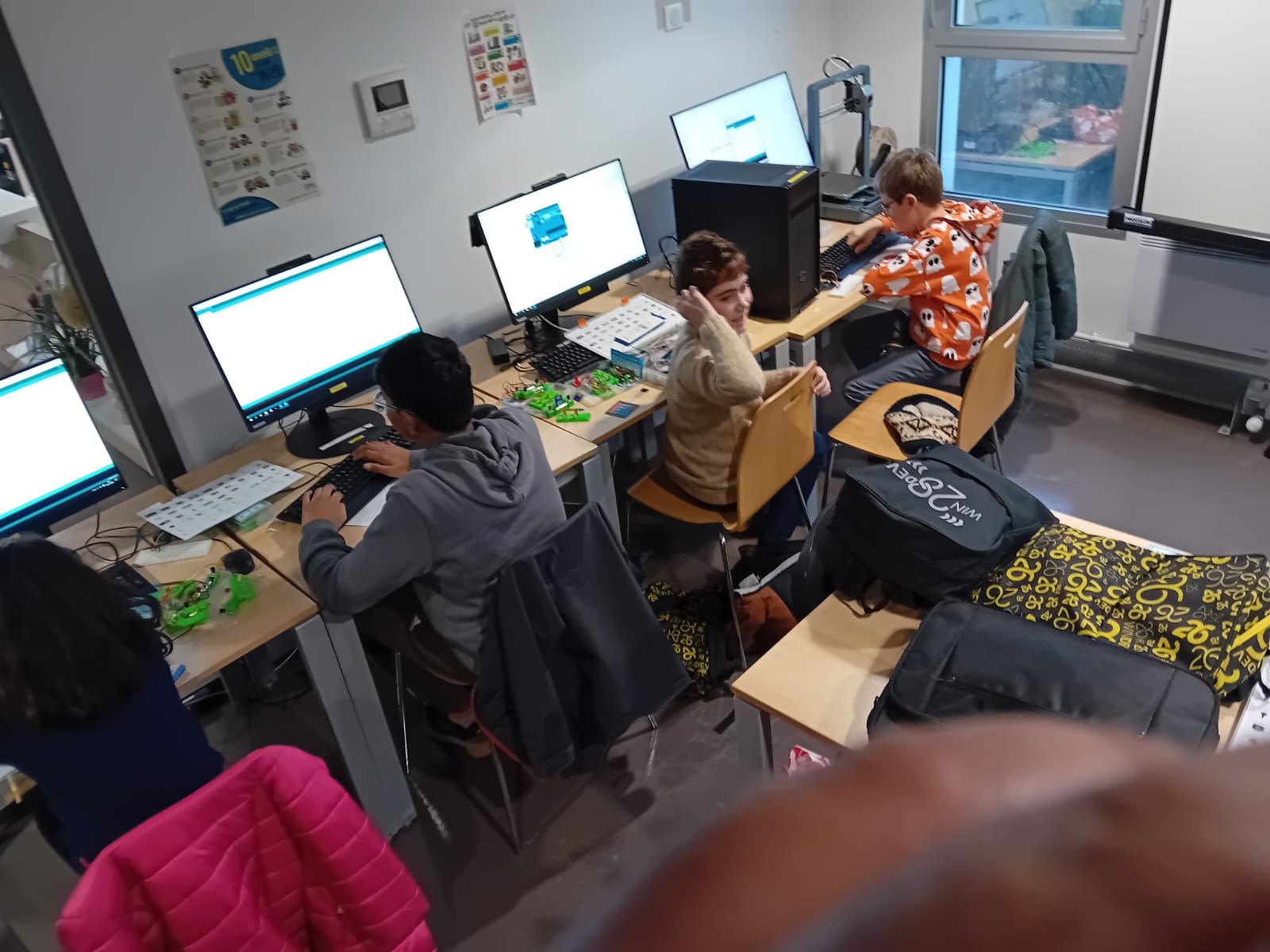Participants concentrés sur leurs postes informatiques