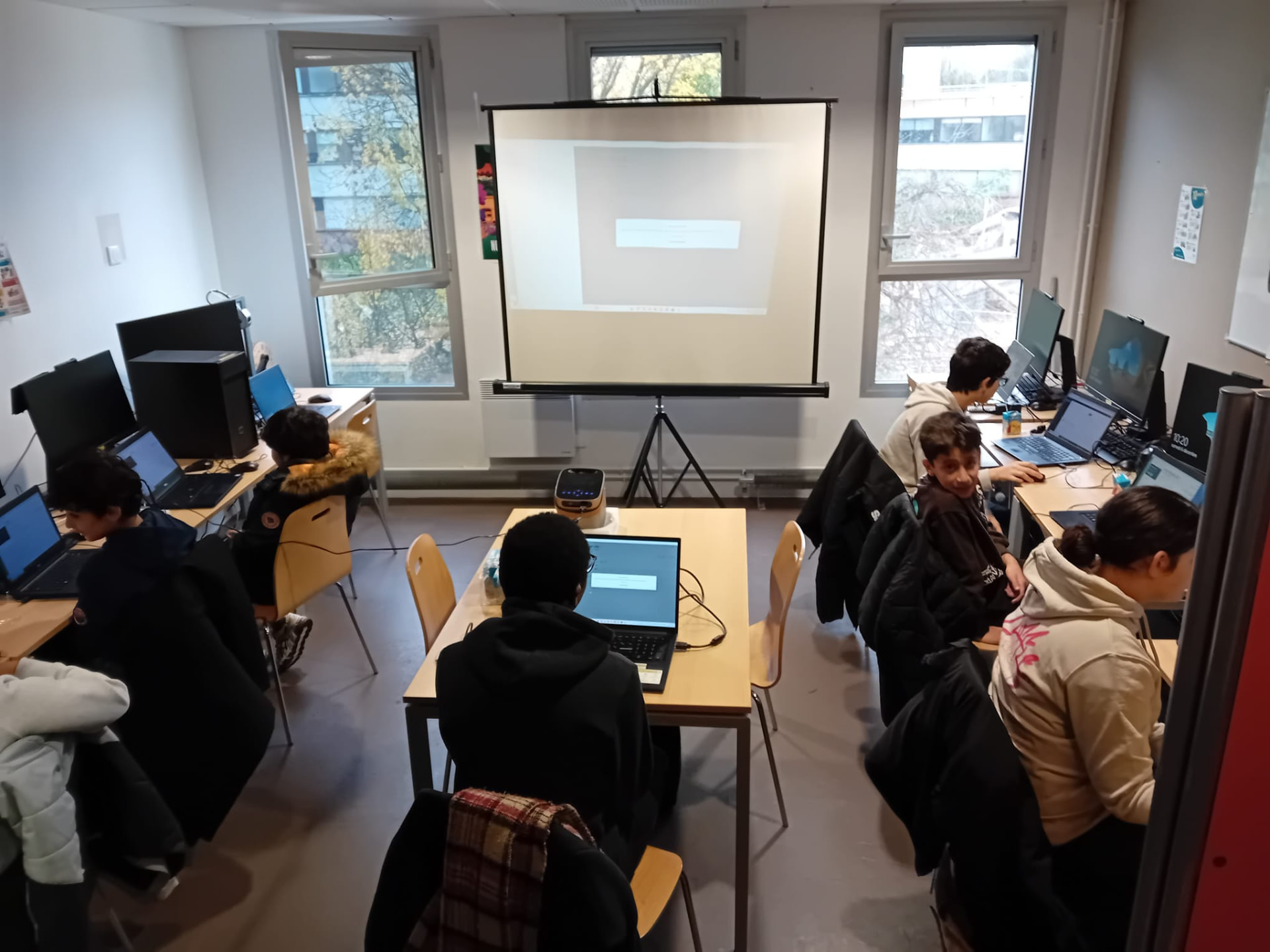 Séance de formation avec participants et écran de projection